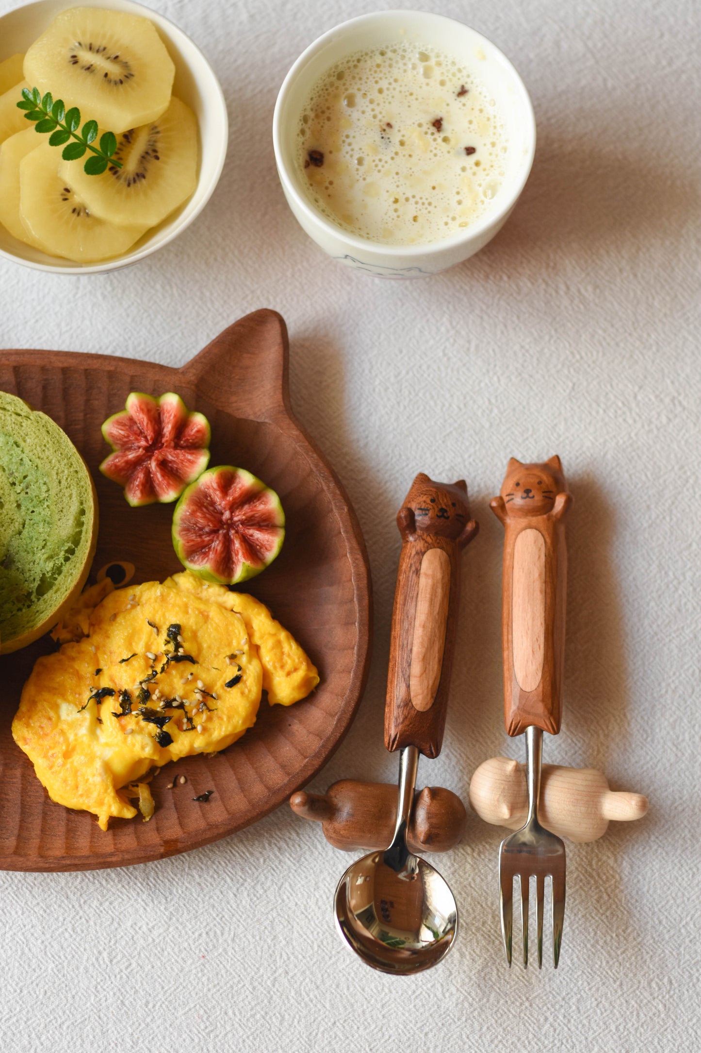 Hand-Carved Small-Eyes Cat Wooden Plate – Home Decor