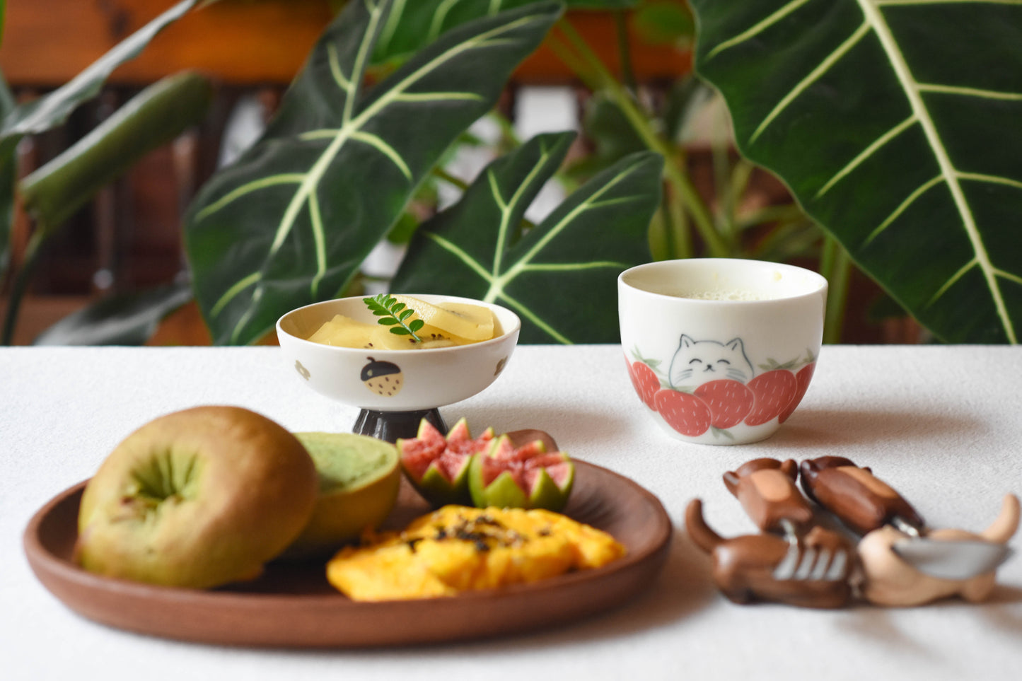 Hand-Carved Small-Eyes Cat Wooden Plate – Home Decor