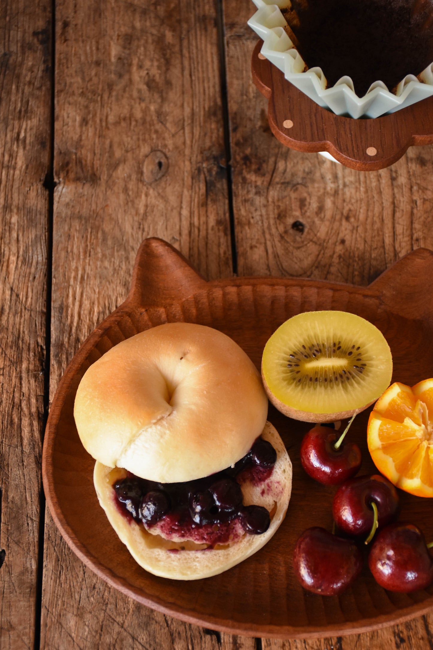 Hand-Carved Small-Eyes Cat Wooden Plate – Home Decor